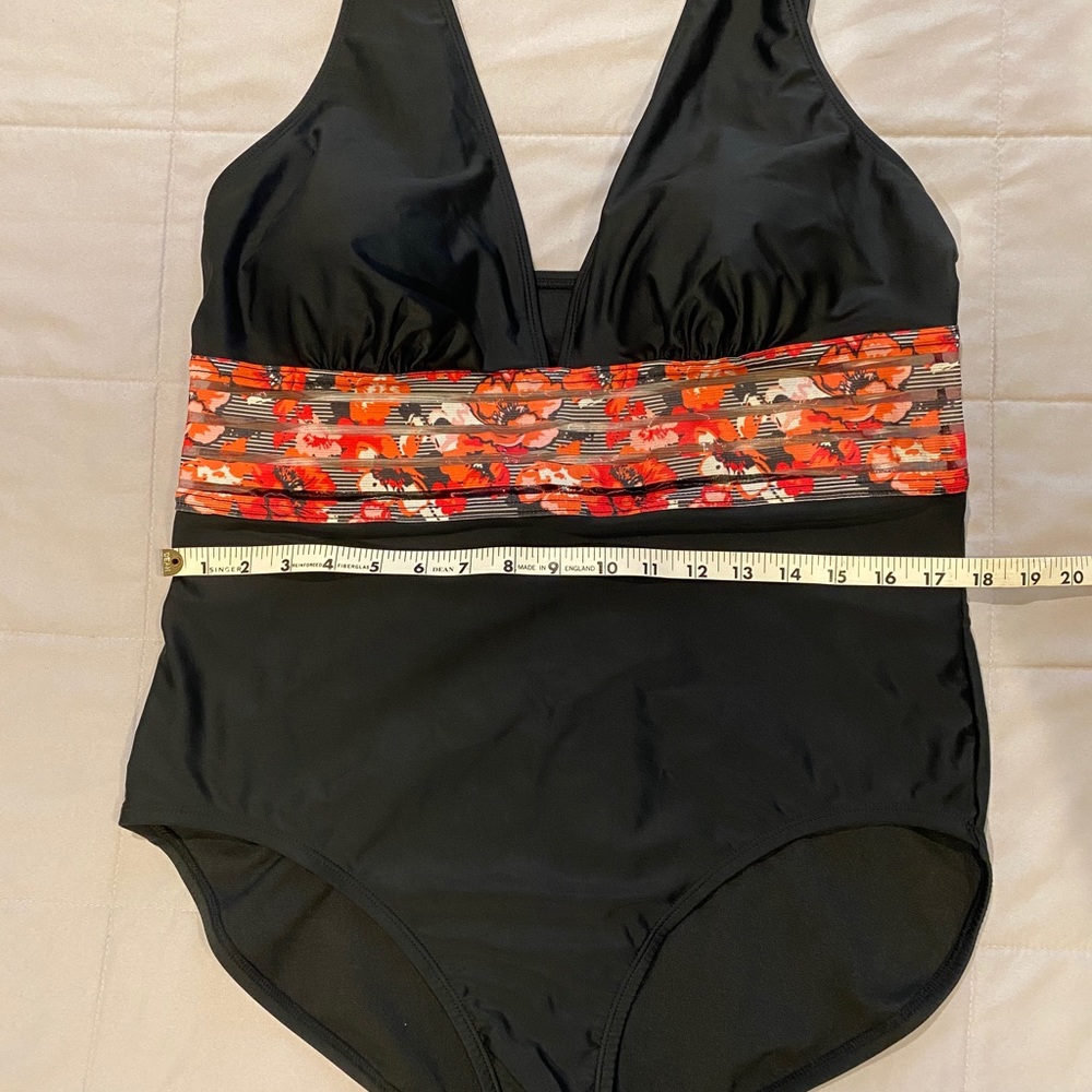 SwimSuit - Picture 5 of 7
